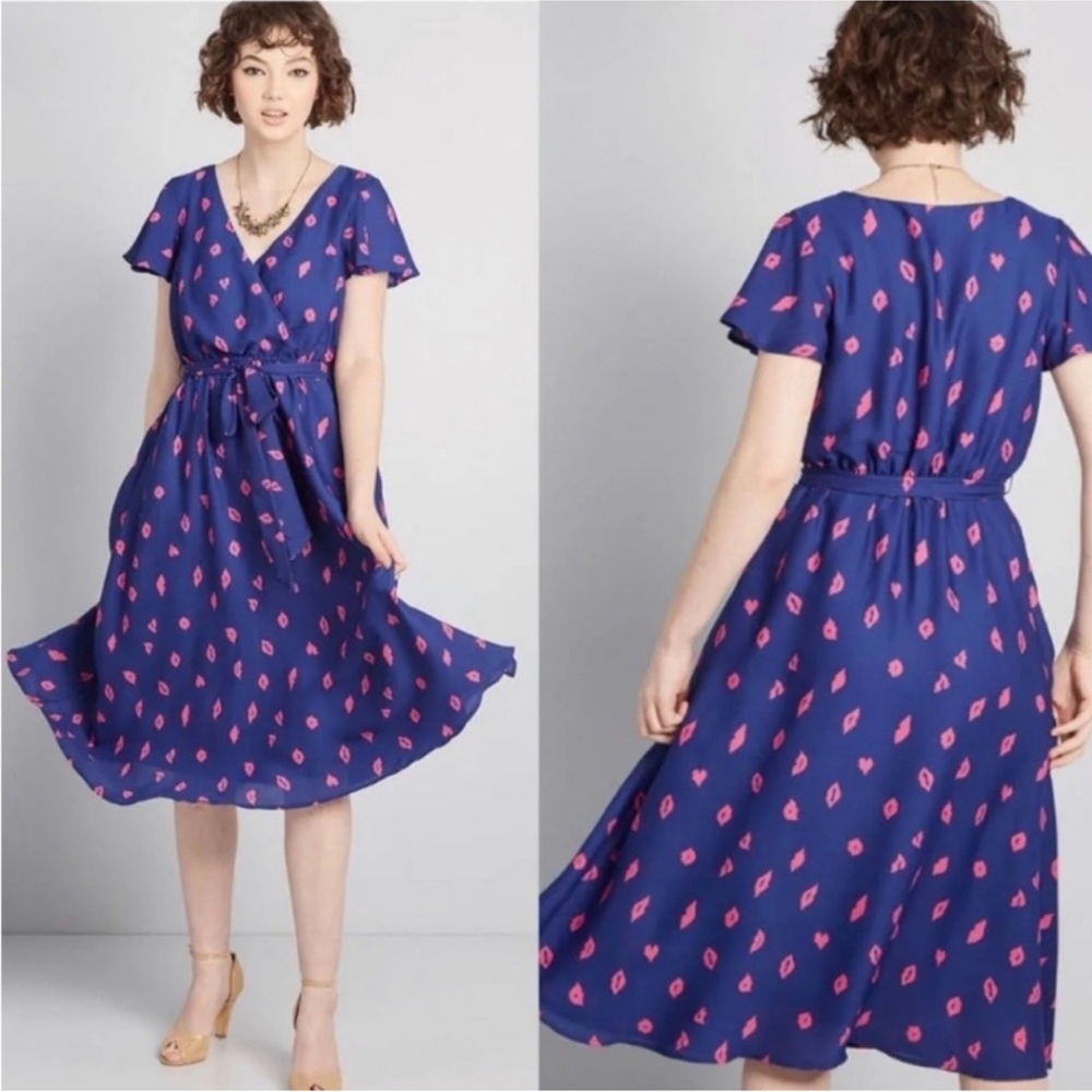 ModCloth Fits of Bliss Flutter Sleeve Dress Womens‎ Medium Lipstick Print Flirty